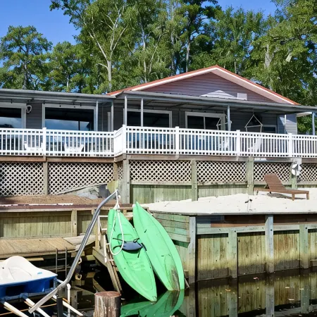 The Grey Goose (Waterfront) Historic New Bern - Private Beach - BRING YOUR BOAT!