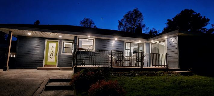 Harbour View Getaway- unique, fully renovated 1 block from the lake! 庫克縣住宿飯店