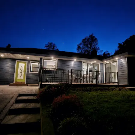 Harbour View Getaway- unique, fully renovated 1 block from the lake!