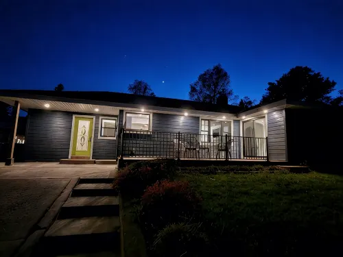 Harbour View Getaway- unique, fully renovated 1 block from the lake! - con encanto