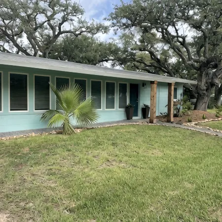 Newly remodeled coastal cottage 3 blocks from the water!