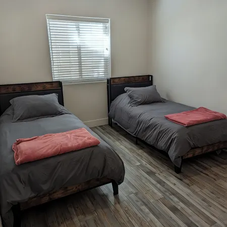 Charming 2-bedroom apartment with WiFi , AC and Heating in serene Enterprise