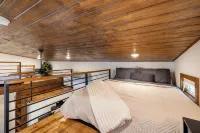 Charming Tiny Home Cottage - East Side! - 農家民宿
