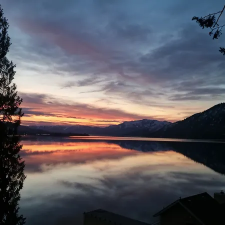 Amazing views of Lake Chelan! Unique "Treehouse" cabin with 2 bedrooms & 1 bath