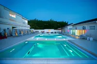 Love Boat Hotel - the Original - parking