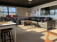5-Star Home with Long Range View, Paved to the Door Accomodates 5 Large Vehicles