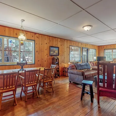 VIntage Cabin/1.5 Acres/Mountain Views