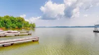 4 Bedrooms/Community Boat Docks/Nice Yard/Short walk to the Lake