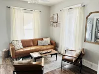The Broadway Cottage - Great Bend Downtown(Pet Friendly) Hotels in Great Bend