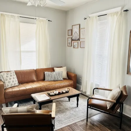 The Broadway Cottage - Great Bend Downtown(Pet Friendly)