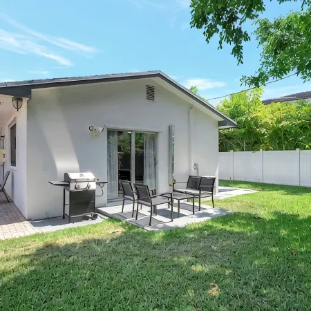 SPACIOUS STUDIO, WASHER/DRYER, BACK YARD, BBQ