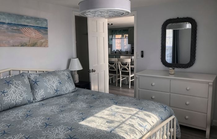 Steps to Beach Entrance #7, 1st floor, 2 Bedrooms, King Bed, Private deck/grill