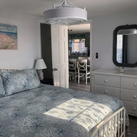 Steps to Beach Entrance #7, 1st floor, 2 Bedrooms, King Bed, Private deck/grill
