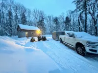 Charming cabin in delightful Montague with WiFi, AC, and parking