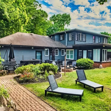 Huge Lake House. Sleeps 8, 4 BDRM, 4.5 BTHs. Private Dock w/ Canoes & Kayaks!
