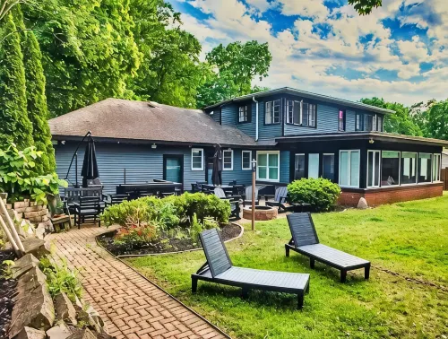 Huge Lake House. Sleeps 8, 4 BDRM, 4.5 BTHs. Private Dock w/ Canoes & Kayaks! - Wi-Fi