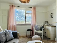 * Fisherman’s Cottage * with River Views