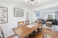 Modern 3 Bedroom Townhome Close to Downtown