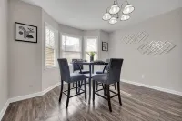 Plush Two Bedroom Retreat. A Home Away From Home! - 4 tähden