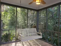 Cheerful 2 BR Near Colleges, Downtown, Attractions - ブティック
