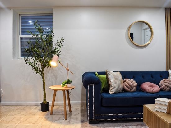 1-Bdr apartment 3 min walk from train to NYC -warm interior design
