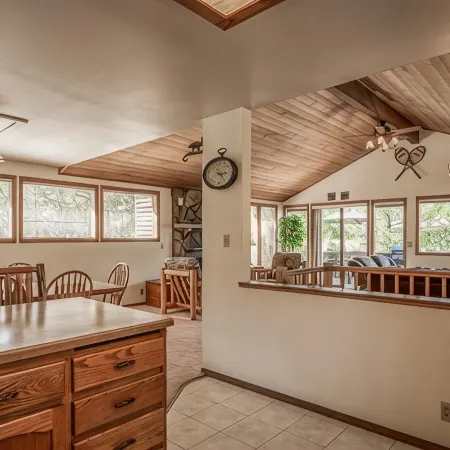 Cozy Sunriver Home w/ AC, Fireplace, HotTub, 8 SHARC Passes, Outdoor Heaven