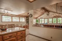 Cozy Sunriver Home w/ AC, Fireplace, HotTub, 8 SHARC Passes, Outdoor Heaven - บูติค