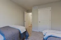 Spacious 5-bedroom house with AC and WiFi in fantastic NE Ankeny - Boutique