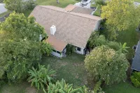 Boho-Style 2 Bed 2 Bath - 5 Mins From The Beach - Fenced In Yard - Pet Friendly - Wifi