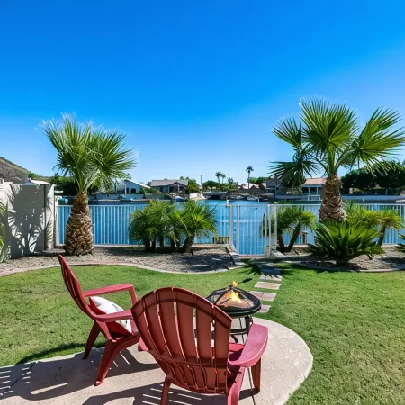 Lake House! Paddleboat, kayaks, fire pit, bikes, fish! fountain&mountain views!