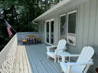 Renovated House on Fence Lake for Families, Sunset View, Boat Dock, Snomo Access