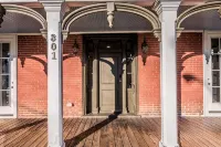 Lovely historic spot, walk to the square!