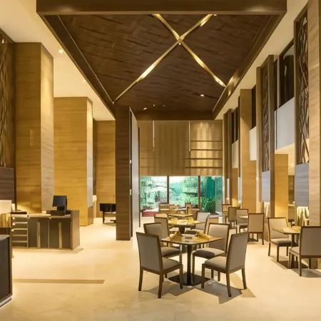 Hotel GranDhika Iskandarsyah Отели рядом с достопримечательностью «Дворец Пасифик»