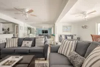 Downtown Cocoa Beach, Heated Pool House Next to Beach - บังกะโล
