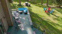 Stunning Lakeview Home: 2Br+Loft, Kayaks, Fire Pit & Shaded Yard – Pet Friendly! - 鄉村度假屋
