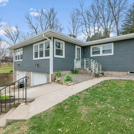 Cozy LeClaire Townhome within walking distance to downtown!