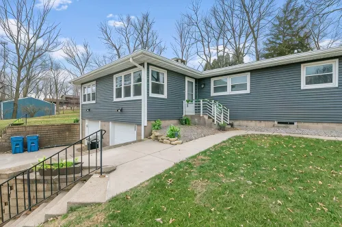 Cozy LeClaire Townhome within walking distance to downtown! - Wifi