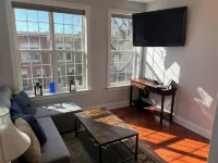 Capitol Hill Townhouse, Roof Deck + Private Parking, Walk to H St - บังกะโล