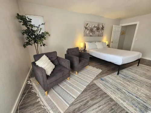 Modern Retro Retreat - Apartments