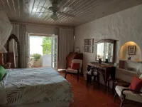 Large Secure 2 Bedroom Apartment with large pool steps to Mullins Beach Ξενοδοχεία στην πόλη 