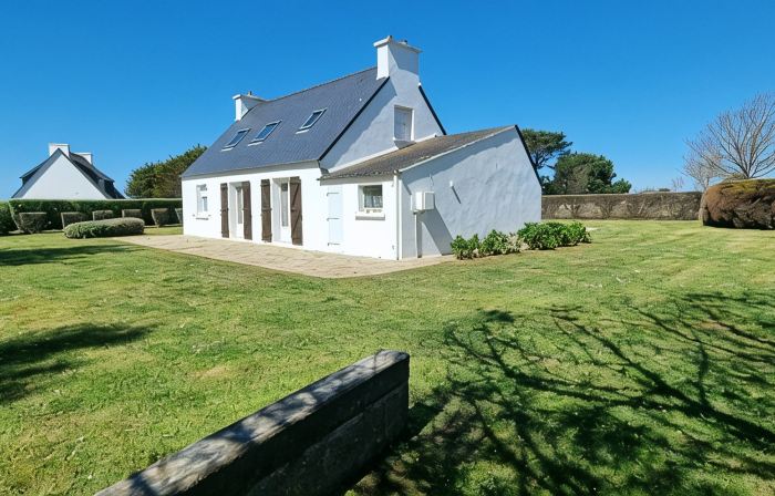 Exceptional location 2 steps from the sea for this single storey house