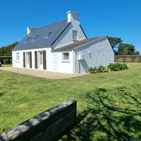 Exceptional location 2 steps from the sea for this single storey house