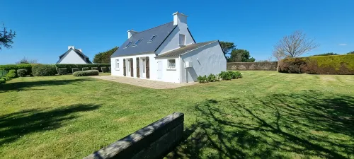 Exceptional location 2 steps from the sea for this single storey house