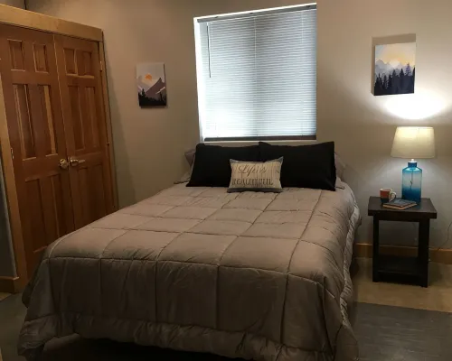 Sleek, modern one bedroom Suite in the heart of Newport. ポンダレイのホテル