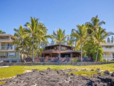 Spacious 4-bedroom house plus bunk room with WiFi and AC in charming Kailua-Kona