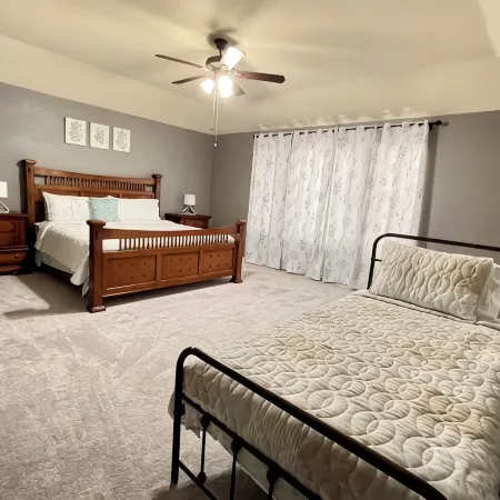 5-bedroom , 2 king beds , Media Room villa in charming Greenville