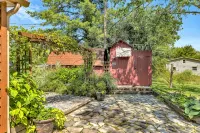 Peaceful Lakefront Cabin Retreat with Hot Tub! - Homestays
