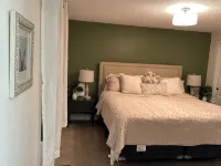 Large 4-bedroom 3-bath single level home with spacious greatroom and dining area - Wifi