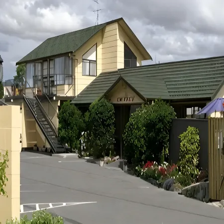 Colonial Motel