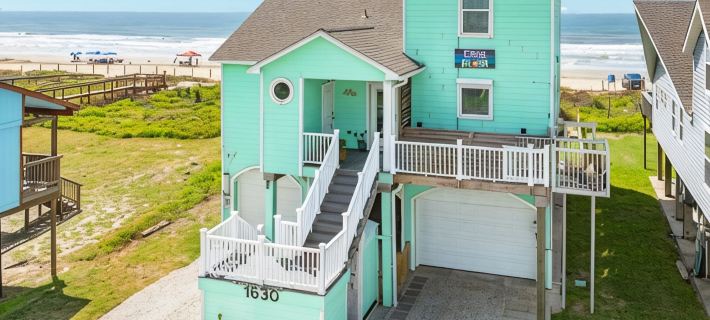 Spacious Beachfront 4-bedroom house in fabulous Surfside Beach with tiki bar Hotels in Surfside Beach